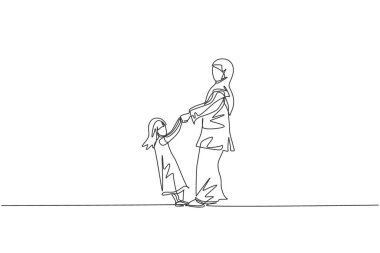 Genç Arap anne ve kızının el ele tutuşup vektör resimlerini çizdiği tek bir çizgi. Mutlu İslami Müslüman aile ebeveynliği kavramı. Modern sürekli çizgi çizimi tasarımı