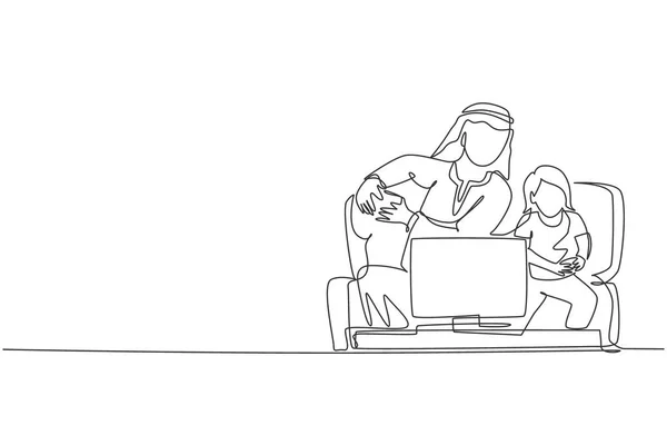 一张伊斯兰爸爸和女儿玩电子游戏而坐在沙发上的单行图画 快乐的阿拉伯穆斯林家庭养育观念 现代连续线条绘图设计 — 图库矢量图片