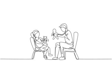 Genç baba ve kızının evde birlikte oturup prenses bebekçilik oynadığı bir çizgi. Mutlu aile kavramı. Dinamik tek çizgi tasarım grafik vektör çizimi