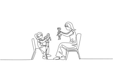 Genç anne ve kızının evde vektör illüstrasyonunda birlikte oturup prenses bebeklerini oynadığı tek bir çizim. Mutlu aile bağları konsepti. Modern sürekli çizgi çizimi tasarımı