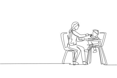 Genç annenin oğluna yemek yedirirken çizdiği tek bir çizim var. O da bebek yemek sandalyesinde oturup, vektör resimlerini çiziyor. Mutlu aile ebeveynliği kavramı. Modern sürekli çizgi çizimi tasarımı
