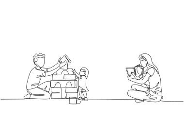 Genç annenin evde kızıyla blok yapbozu oynarken oğluna ve babasına kitap okuduğu tek satır çizimi. Mutlu aile ebeveynliği kavramı. Bir çizgi çizimi tasarım vektörü illüstrasyonu