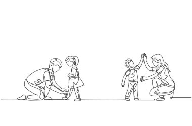 Genç annenin, kızına evde ayakkabı bağı bağlayan oğluna ve babasına beşlik çaktığı tek sıra çizimi. Mutlu aile ebeveynliği kavramı. Bir satır çizimi tasarım vektörü illüstrasyonu