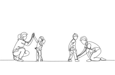 Genç annenin, kızına ve babasına beşlik çaktığı ve oğlunun ayakkabı bağcıklarını bağladığı bir çizgi. Mutlu aile ebeveynliği kavramı. Dinamik tek çizgi çizimi tasarım vektörü illüstrasyonu