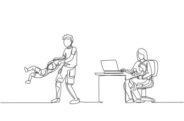 Genç anne dizüstü bilgisayarda yazarken ve baba evde kızıyla oynarken sürekli çizilen tek çizgi. Mutlu aile ebeveynliği kavramı. Bir satır çizimi tasarım vektörü illüstrasyonu