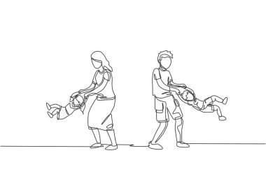 Genç anne ve babanın sürekli çizdiği bir çizgi. Oğulları ve kızlarıyla oynuyorlar. Evde havada sallanıyorlar. Mutlu aile ebeveynliği kavramı. Dinamik tek çizgi çizimi tasarım vektörü illüstrasyonu