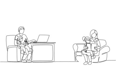 Genç annenin evde dizüstü bilgisayarda yazarak kızına ve annesine kitap okuduğu bir satır. Mutlu aile ebeveynliği kavramı. Dinamik tek çizgi çizimi tasarım vektörü illüstrasyonu