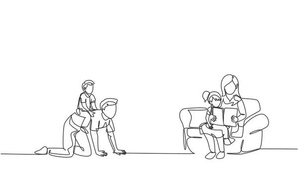 在母亲坐在沙发上给女儿看书的时候 年轻父亲和儿子在一起玩单行连环画 快乐的家庭养育观念 趋势单行绘图设计矢量插图 — 图库矢量图片
