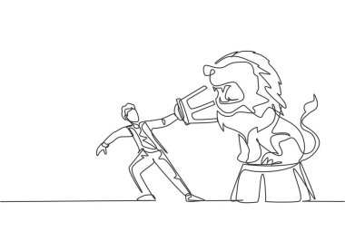 Aralıksız bir çizgi çizerek bir aslan sirk sandalyesinde durur ve antrenörüyle sandalye çeker. Seyirciyi geren bir sirk gösterisi. Tek çizgi çizimi tasarım vektörü grafik çizimi.