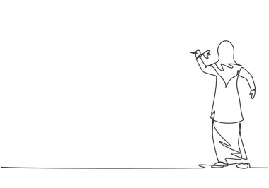 Aralıksız bir çizgi, genç Arap kadın işçiyi hedefini tam isabetli bir dartla vurmak için çekiyor. İş yönetimi minimalist kavramı. Tek çizgi çizimi tasarım vektörü grafik çizimi.