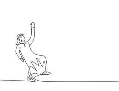 Hedeflerine ulaşmak için gökyüzünde sallanan genç Arap iş adamının tek çizgisi. İşletme metaforu çok az. Aralıksız çizgi çizimi tasarım grafik vektör çizimi.