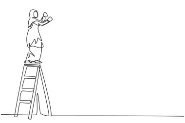 Genç Arap kadın işçilerin çatı katındaki evi onarmak için merdivenleri tırmandıkları tek bir çizgi var. Başarılı işletme yöneticisi minimalist konsepti. Moda tek çizgi çizimi tasarım vektörü grafik çizimi
