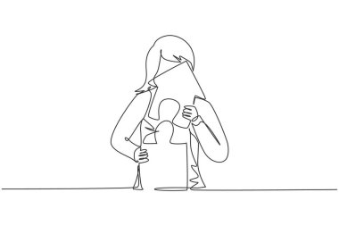 Akıllı bir iş kadınının tek bir çizimi ev ok binasına yapboz yapıyor. İş satışları asgari düzeyde büyüyor. Modern sürekli çizgi çizimi tasarım grafik vektör çizimi