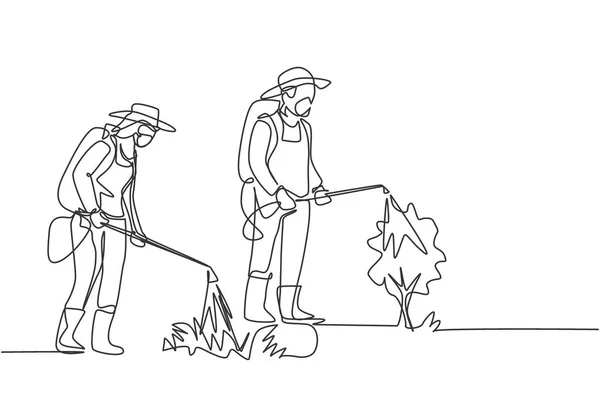 Однолинейный Рисунок Пары Фермеров Комплекте Маской Опрыскивающей Растения Дезинфицирующим Распылителем — стоковый вектор