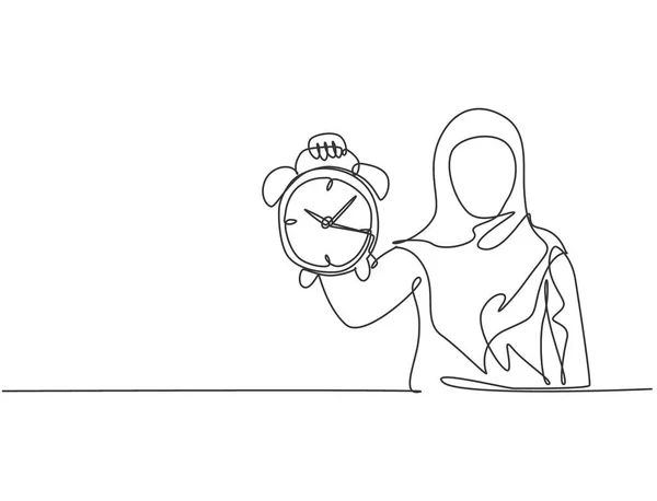 用她的手拿着模拟闹钟的阿拉伯女商人单行绘图 时间管理业务简约的概念 连续线条绘图设计图形矢量插图 — 图库矢量图片