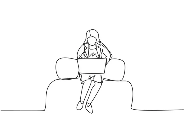 Continu Une Ligne Dessin Jeune Travailleuse Assise Sur Canapé Tout — Image vectorielle