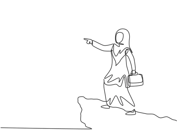崖の上から指を指す若いアラブの女性労働者を描く連続的な1行 成功したビジネスマネージャー 最小限の隠喩の概念 1本の線画ベクトルグラフィックイラスト — ストックベクタ