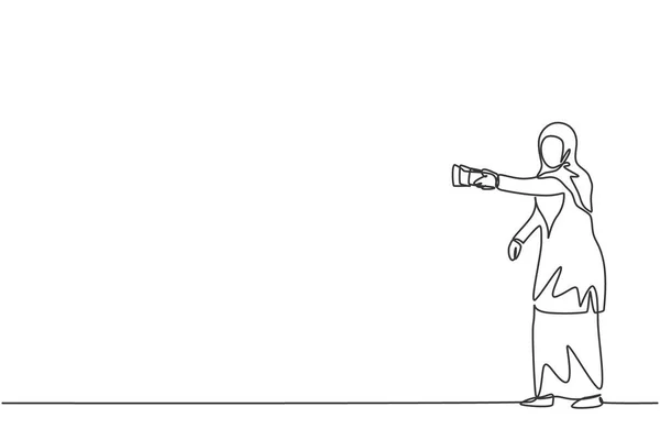 慎重に歩くために懐中電灯を保持若いアラビア語の女性労働者の継続的な1行の図面 成功のビジネスマネージャーのミニマリストコンセプト トレンドシングルラインドローデザインベクトルグラフィックイラスト — ストックベクタ