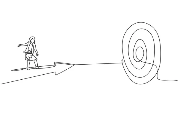 ゴールターゲットを打つために前方に矢印に乗って若い女性マネージャーのシングル連続線画 プロのビジネスマンだ ミニマリズムの概念動的1行描画グラフィックデザインベクトルイラスト — ストックベクタ