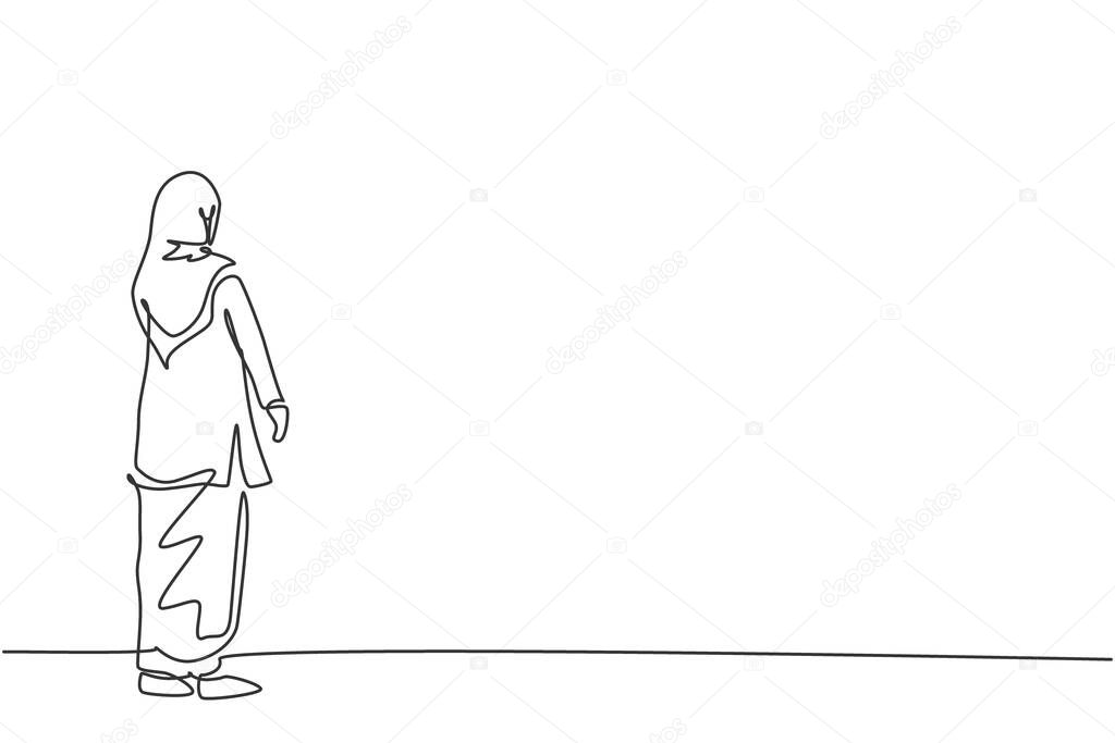 Continuous one line drawing of young female Arabic worker looking back, rear view. Success business manager minimalist concept. Trendy single line draw design vector graphic illustration