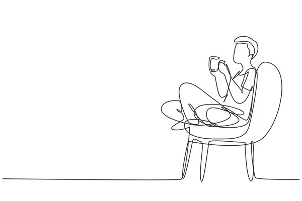 单行连续画茶点时间 宽松英俊的男孩坐在现代椅子上 在窗前享受着热咖啡 自由自在的空间 单行绘图图形设计矢量插图 — 图库矢量图片