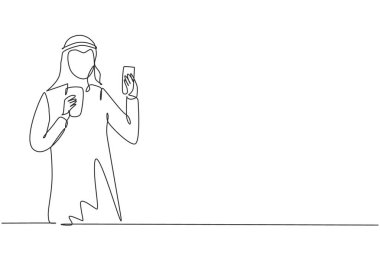 Single one line drawing smiling Arabian man looking at mobile phone and holding glass of orange juice while having breakfast at home. Modern continuous line draw design graphic vector illustration