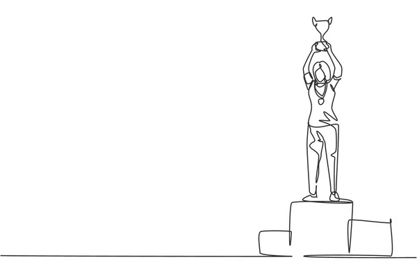 连续一行画着身穿运动衫的女运动员 双手放在领奖台上举起金牌奖杯 庆祝冠军的胜利 单行绘图设计矢量图形说明 — 图库矢量图片