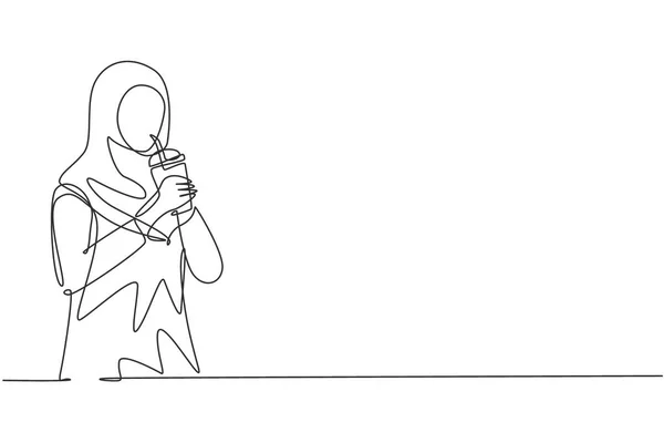 Single One Line Drawing Beautiful Arab Woman Hold Plastic Cup — Vetor de Stock