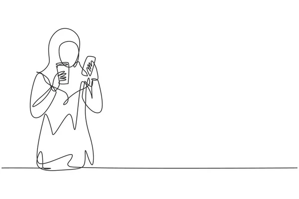 Continuous One Line Drawing Smiling Arabian Woman Looking Mobile Phone — Stockový vektor