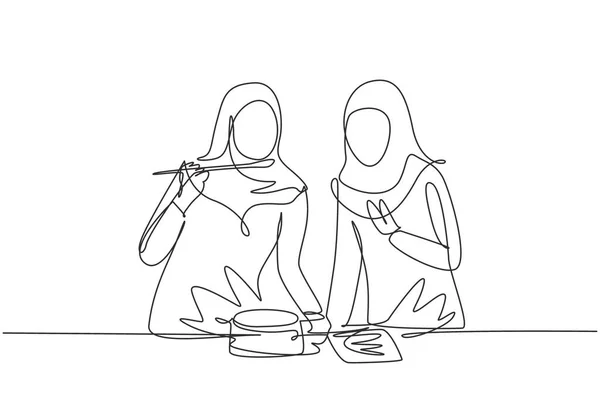 Single Continuous Line Drawing Two Arab Woman Mixing Tomato Sauce — Vetor de Stock