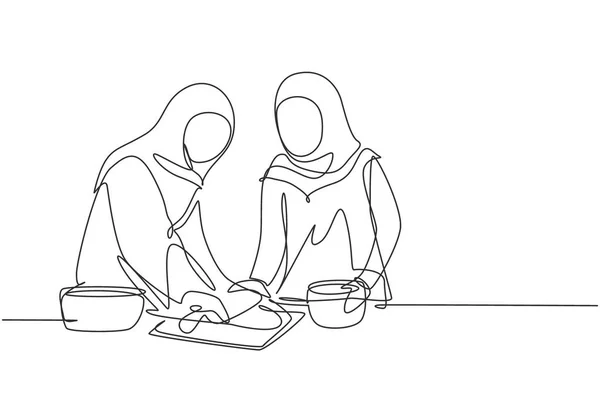 连续一行画两个阿拉伯妇女用滚动销在舒适的厨房桌子上做饼干面团 在家做烘焙和自制披萨 单行绘图设计矢量图形说明 — 图库矢量图片