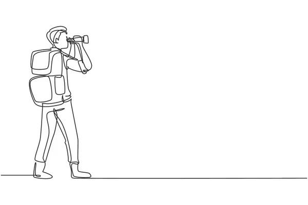 Continuous One Line Drawing Male Adventurer Carrying Backpack While Looking — Διανυσματικό Αρχείο