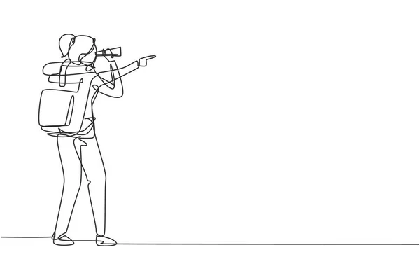 Continuous One Line Drawing Female Adventurer Carrying Backpack While Looking — Stock vektor