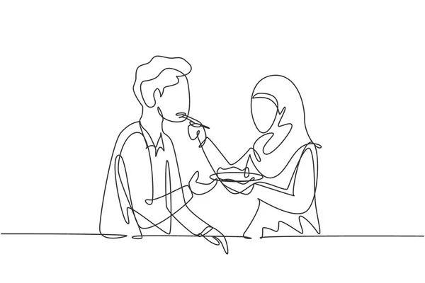 Continuous One Line Drawing Romantic Arabian Woman Feeds Her Husband — Vettoriale Stock