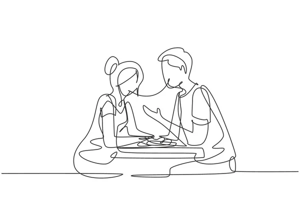 Single One Line Drawing Young Couple Eating Spaghetti Together Celebrate — Wektor stockowy