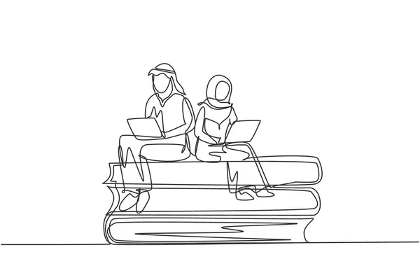Single Continuous Line Drawing Arabian Couple Laptop Sitting Pile Books - Stok Vektor