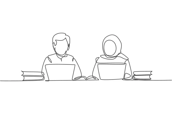 Single One Line Drawing Arabian Couple Studying Laptop Pile Books — Stockový vektor