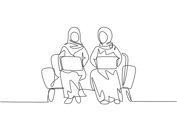 Single One Line Drawing Two Arab Woman Laptop Sitting Sofa — Image vectorielle