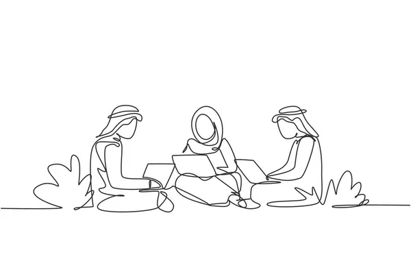 单行连续画3名阿拉伯学生 他们带着笔记本电脑学习 一起坐在公园里 回到学校 网上教育的概念 单行绘图图形设计矢量插图 — 图库矢量图片