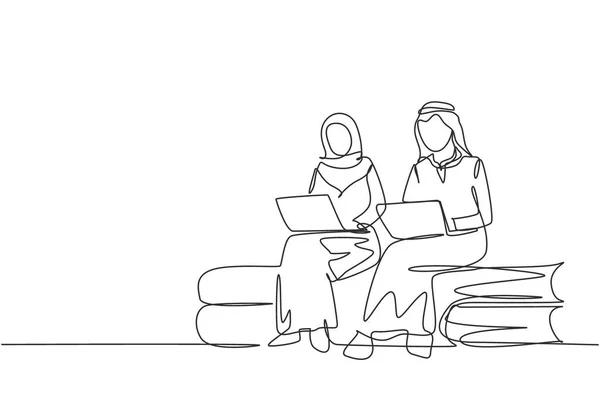 单行画阿拉伯夫妇与笔记本电脑坐在一堆书在一起 远程学习 在线课程 连续线条绘图设计图形矢量插图 — 图库矢量图片