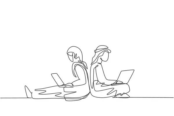 Single Continuous Line Drawing Arabian Couple Laptop Sitting Lean Each — Vetor de Stock