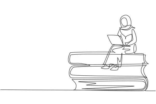 Continuous One Line Drawing Arabian Female Studying Laptop Sitting Pile — Διανυσματικό Αρχείο