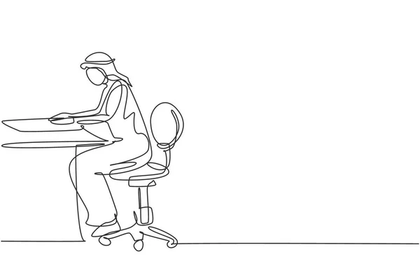 Single One Line Drawing Young Arab Male Reading Learning Sitting — Vector de stock