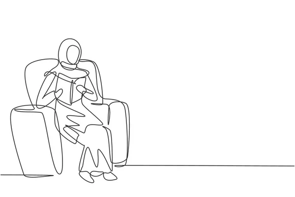 单行连续画 年轻的阿拉伯女性阅读 学习和坐在沙发上 文学爱好者 聪明的学生 教育理念 动态单行绘图图形设计矢量插图 — 图库矢量图片