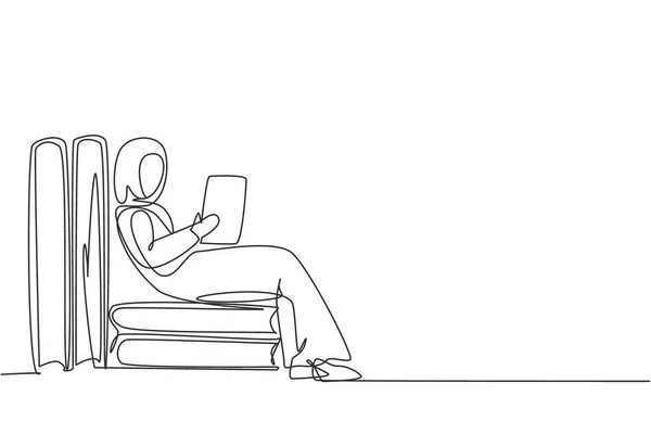 Continuous One Line Drawing Young Arab Woman Reading Learning Sitting —  Vetores de Stock