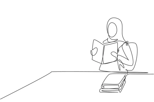 连续一行画着年轻的阿拉伯女性阅读 学习和坐在桌旁的椅子上 在图书馆学习 聪明的学生 单行绘图设计矢量图形说明 — 图库矢量图片