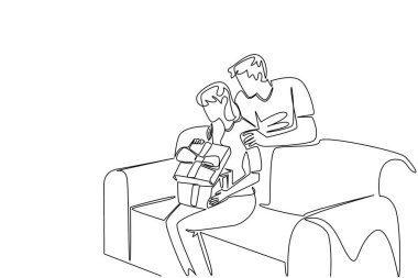 Tek sıra halinde kanepede oturan bir kadının hediye kutusunu açması. Dokunulmuş ve mutlu hissediyorum. Güzel bir sürprizim var. Mutluluk. - Sürpriz. Devamlı çizgi tasarımı grafik çizimi