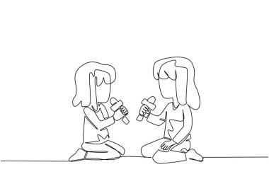 Tek sıra halinde mikrofon tutan iki kız kardeş. Karaoke yaparken eğleniyorum. Sevinçle söyle. Okul tatilinde kardeş rutini. Birliktelik. Kardeşler Günü. Devamlı çizgi tasarımı grafik çizimi