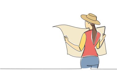 Yelek giyen, kovboy şapkası takan ve harita yayan bir kadın çiziyor. Eğlence olsun diye rastgele eşyalar arıyorum. Ulusal Define Avı Günü. Bir çizgi tasarımı vektör illüstrasyonu