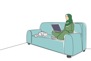 Tek çizgi çizen Arap kadın dizüstü bilgisayarı ve kedisiyle kanepede bacak bacak üstüne atarak oturur. İş rahat ve ciddi. Ev Günü 'nden Ulusal İş. Devamlı çizgi tasarımı grafik çizimi